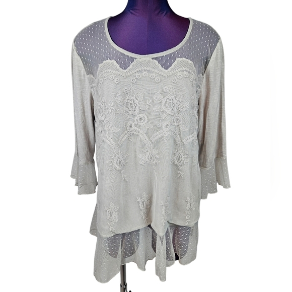 NWT‎ Maurices Light Gray Embroidered Mesh Bell Sleeve Blouse Size XL Women's O31 - Picture 1 of 9